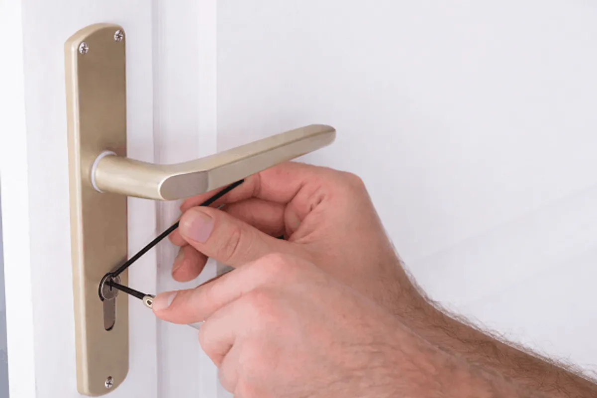 Emergency locksmith service responding to urgent call